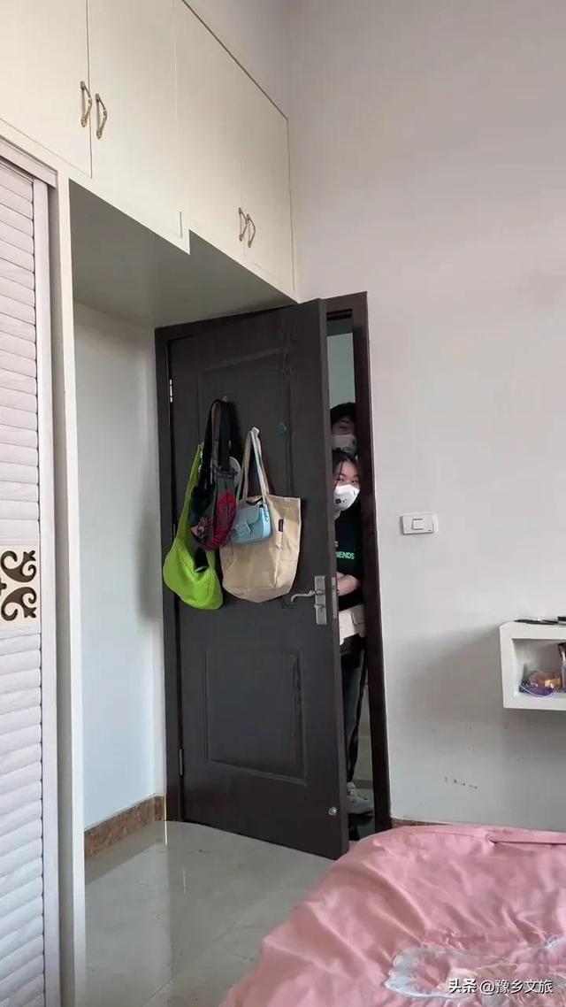 一位美女出家门是什么动物，妈妈晒出两个“神兽”日常，一个抠门一个摸脑门